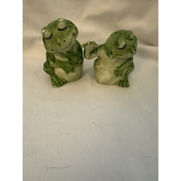 Ganz Pair Of Green Frog Salt Pepper Shakers Holders Eyes Closed Cuddling CUTE - Picture 2 of 7